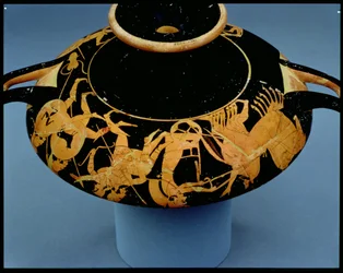 Coppa a figure rosse attica decorata con un auriga e guerrieri, di Oltos, c.510 a.C.